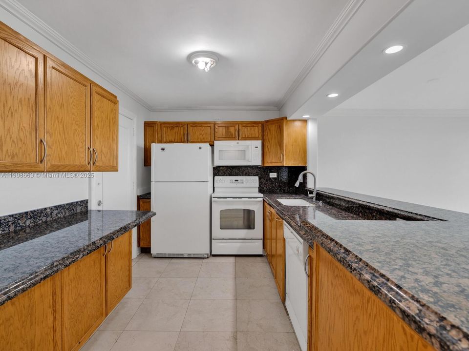 Active With Contract: $2,300 (1 beds, 2 baths, 912 Square Feet)