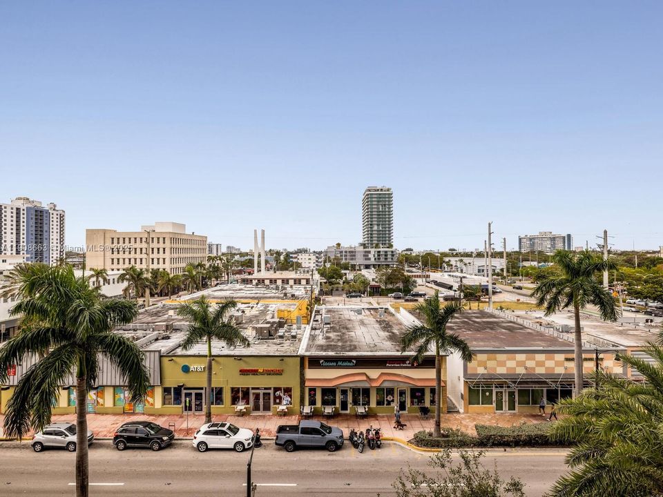 Active With Contract: $2,300 (1 beds, 2 baths, 912 Square Feet)