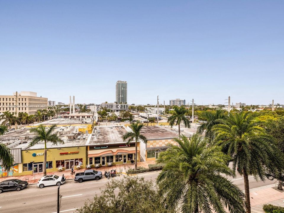 Active With Contract: $2,300 (1 beds, 2 baths, 912 Square Feet)