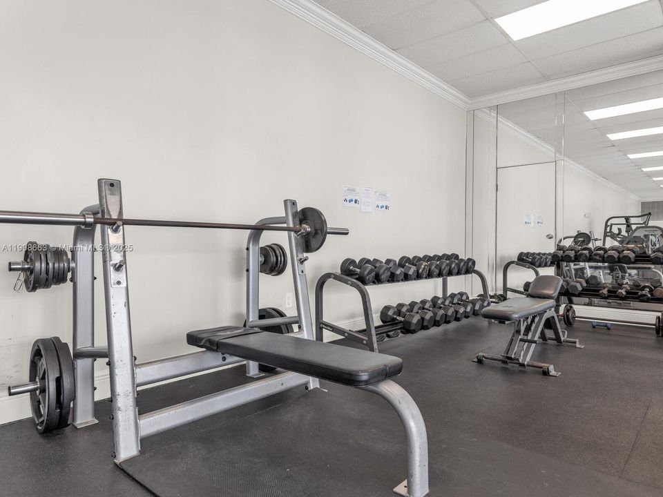 Active With Contract: $2,300 (1 beds, 2 baths, 912 Square Feet)