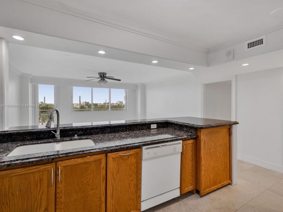 Active With Contract: $2,300 (1 beds, 2 baths, 912 Square Feet)