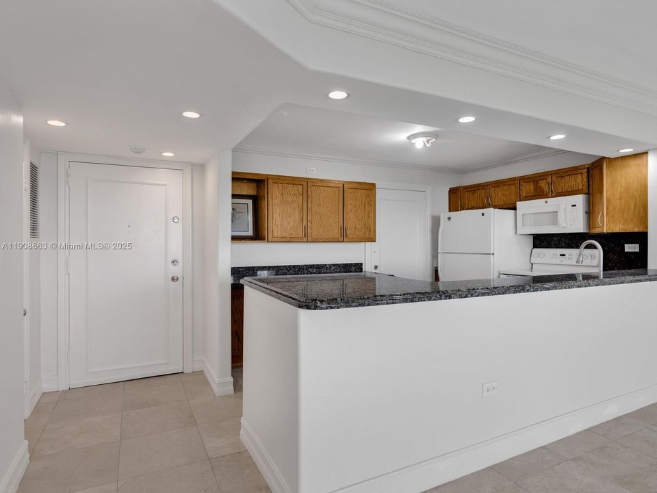 Active With Contract: $2,300 (1 beds, 2 baths, 912 Square Feet)