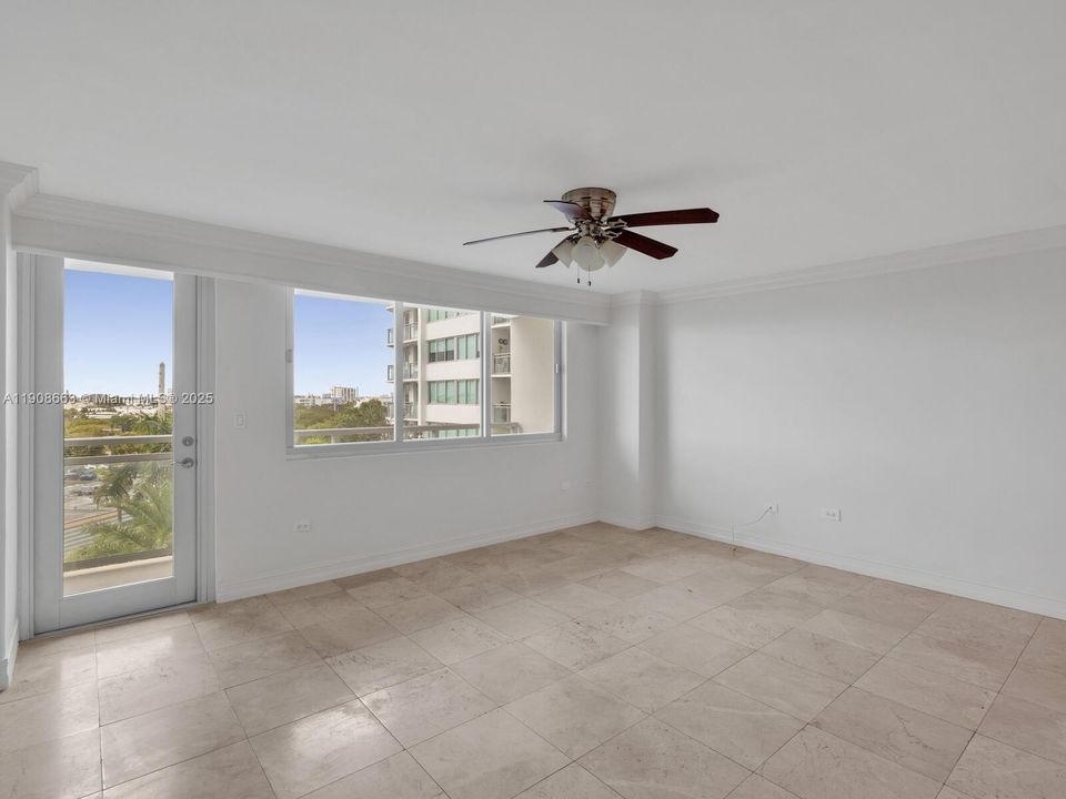 Active With Contract: $2,300 (1 beds, 2 baths, 912 Square Feet)