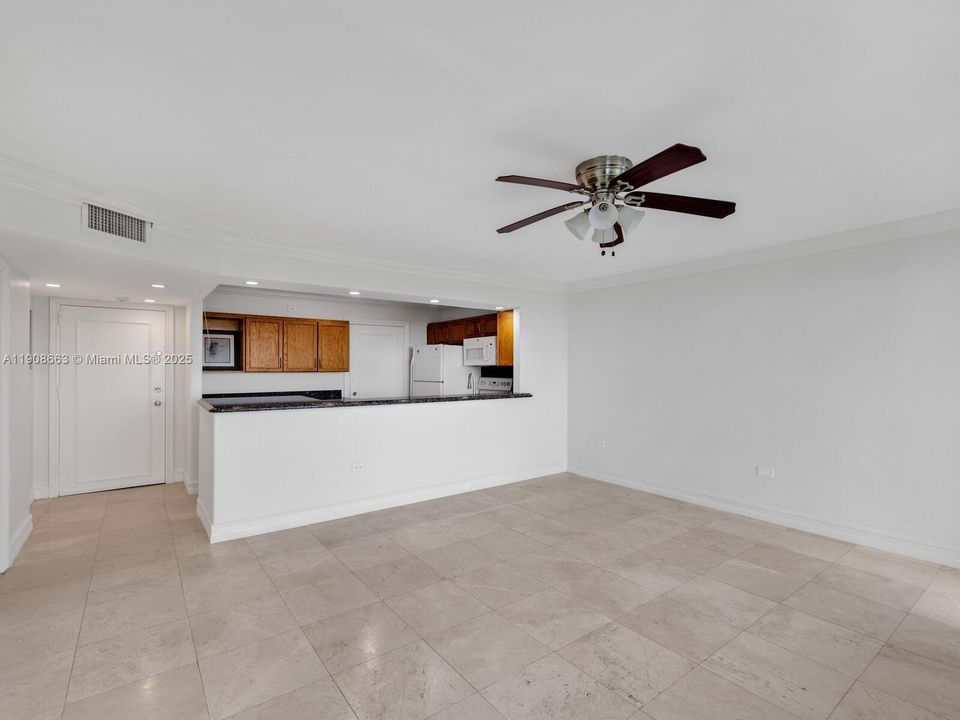 Active With Contract: $2,300 (1 beds, 2 baths, 912 Square Feet)