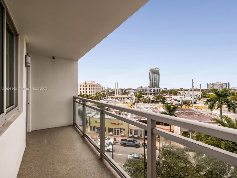 Active With Contract: $2,300 (1 beds, 2 baths, 912 Square Feet)