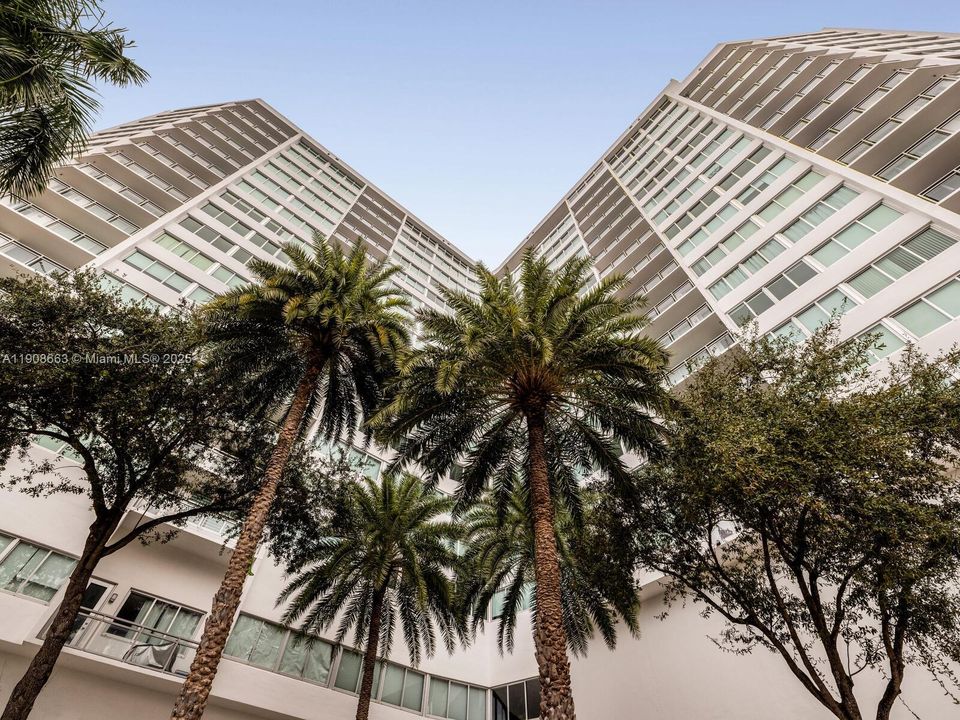 Active With Contract: $2,300 (1 beds, 2 baths, 912 Square Feet)