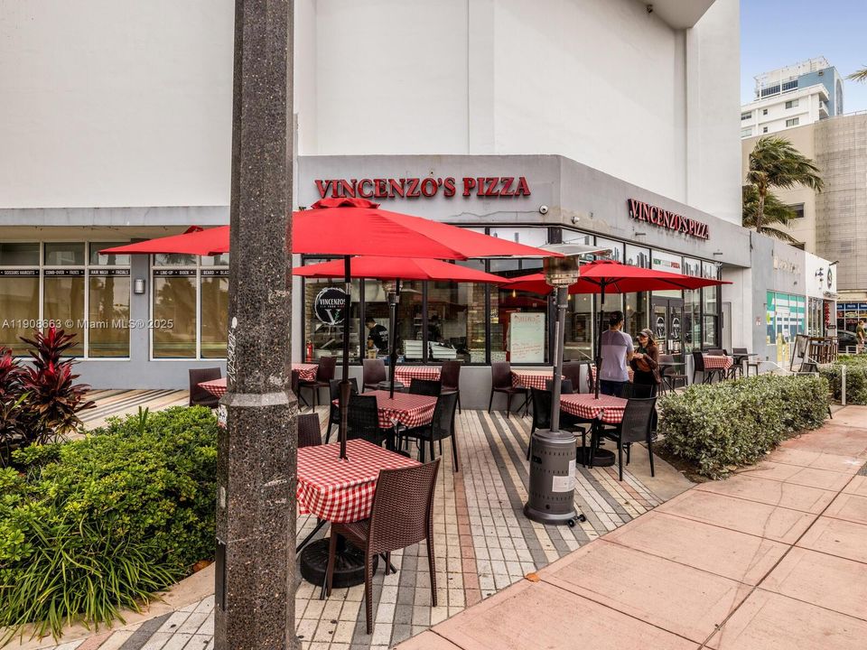 Active With Contract: $2,300 (1 beds, 2 baths, 912 Square Feet)