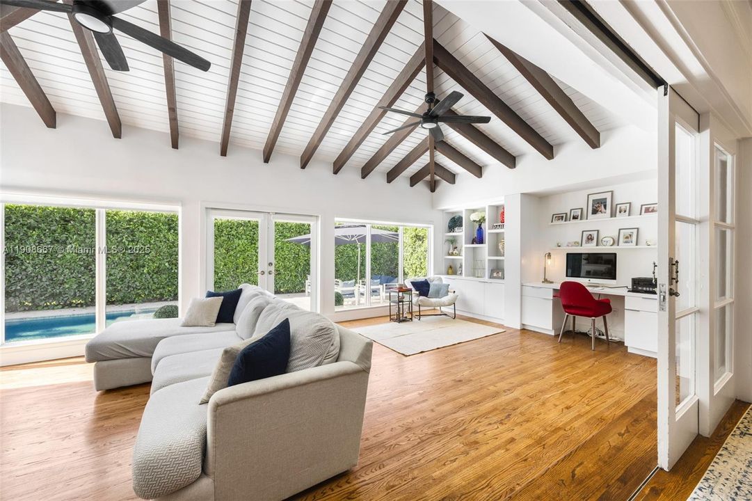 Под контрактом: $2,250,000 (3 спален, 2 ванн, 1934 Квадратных фут)