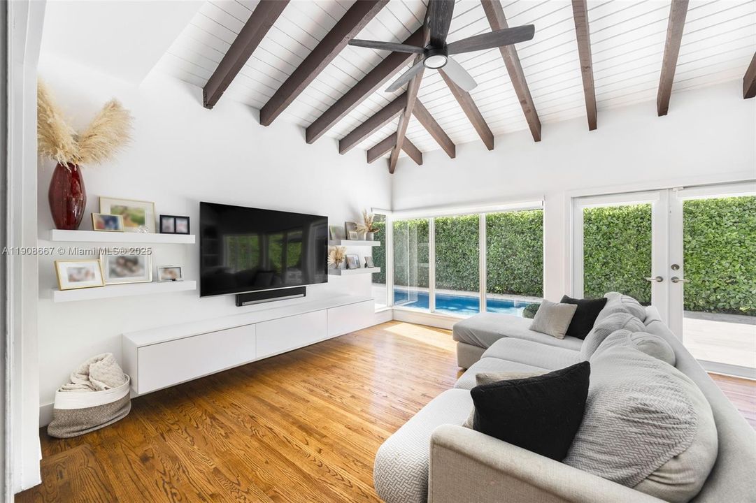 Под контрактом: $2,250,000 (3 спален, 2 ванн, 1934 Квадратных фут)