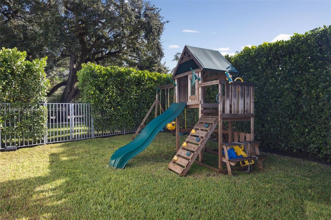 Под контрактом: $2,250,000 (3 спален, 2 ванн, 1934 Квадратных фут)