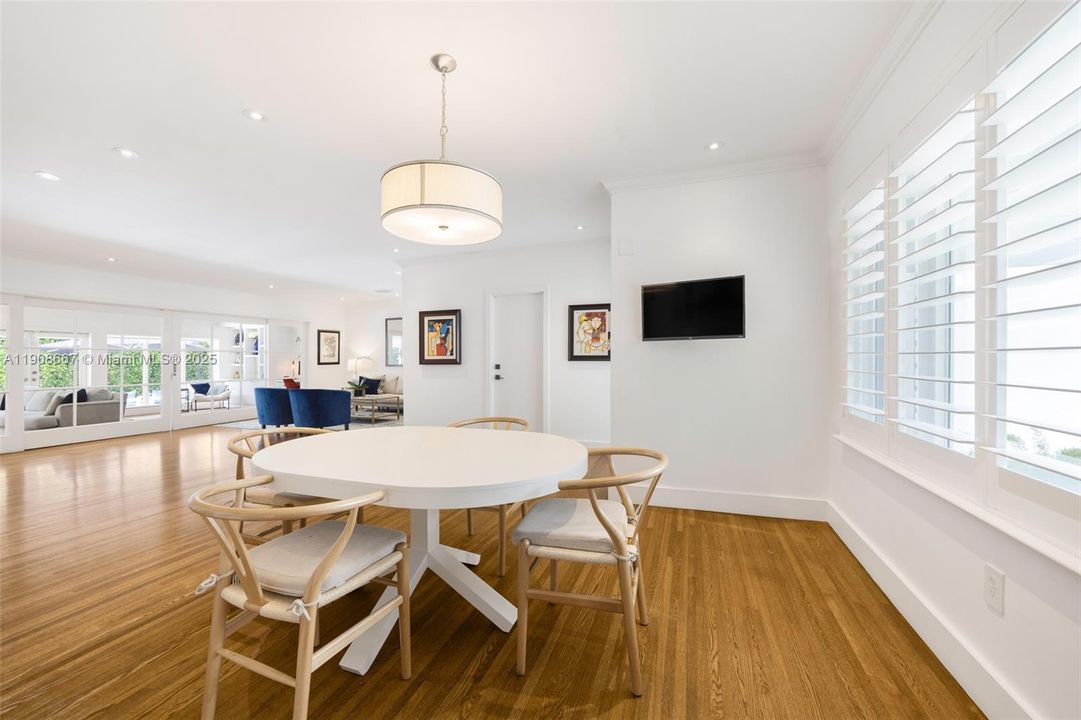 Под контрактом: $2,250,000 (3 спален, 2 ванн, 1934 Квадратных фут)