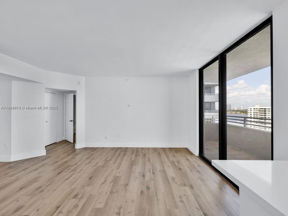 На продажу: $879,000 (2 спален, 2 ванн, 1084 Квадратных фут)