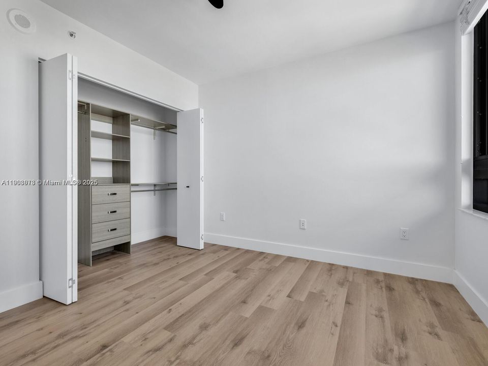 На продажу: $879,000 (2 спален, 2 ванн, 1084 Квадратных фут)