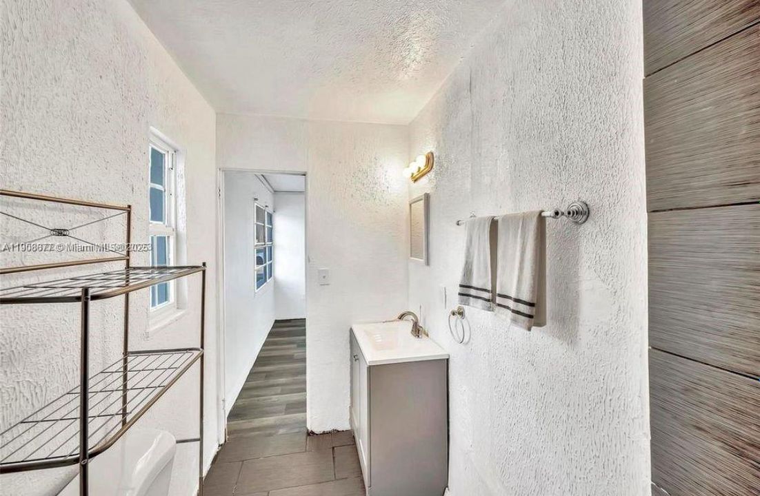 待售: $185,000 (2 贝兹, 1 浴室, 816 平方英尺)