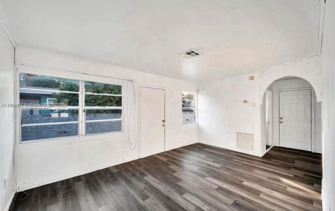 待售: $185,000 (2 贝兹, 1 浴室, 816 平方英尺)