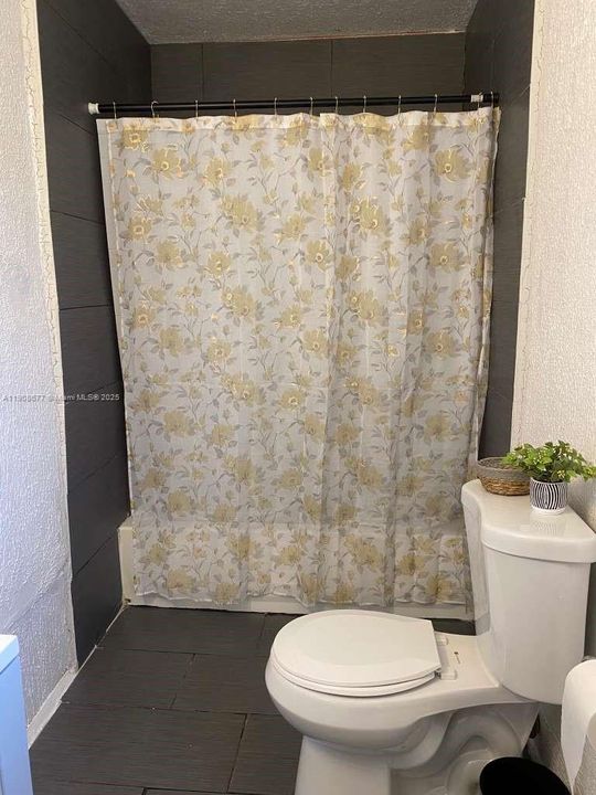 待售: $185,000 (2 贝兹, 1 浴室, 816 平方英尺)