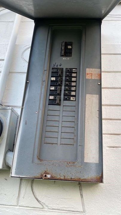 待售: $185,000 (2 贝兹, 1 浴室, 816 平方英尺)