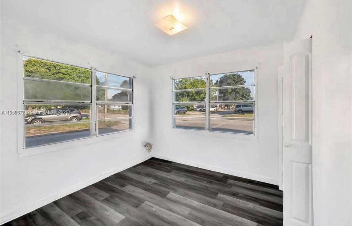 待售: $185,000 (2 贝兹, 1 浴室, 816 平方英尺)