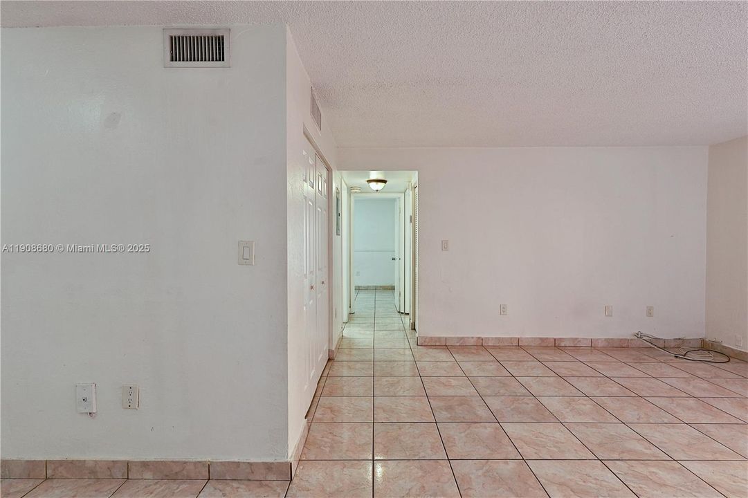 Activo con contrato: $2,500 (2 camas, 1 baños, 816 Pies cuadrados)