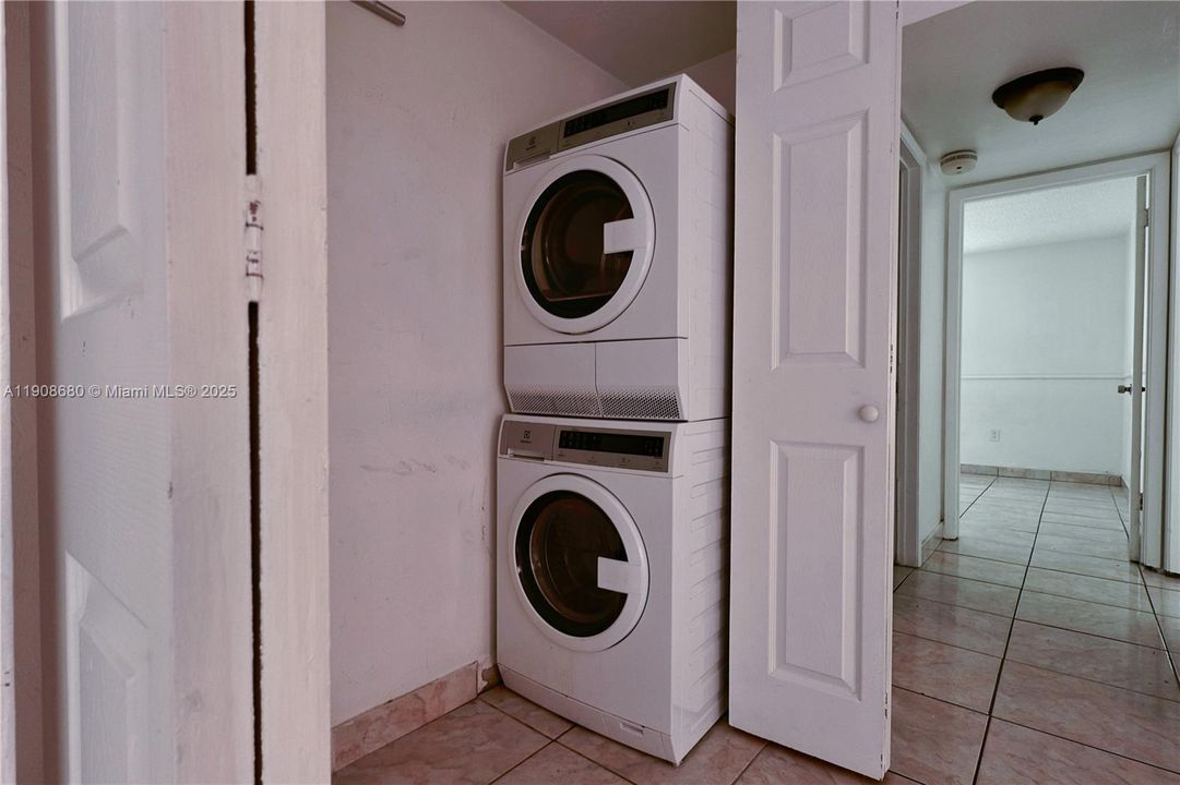 Activo con contrato: $2,500 (2 camas, 1 baños, 816 Pies cuadrados)