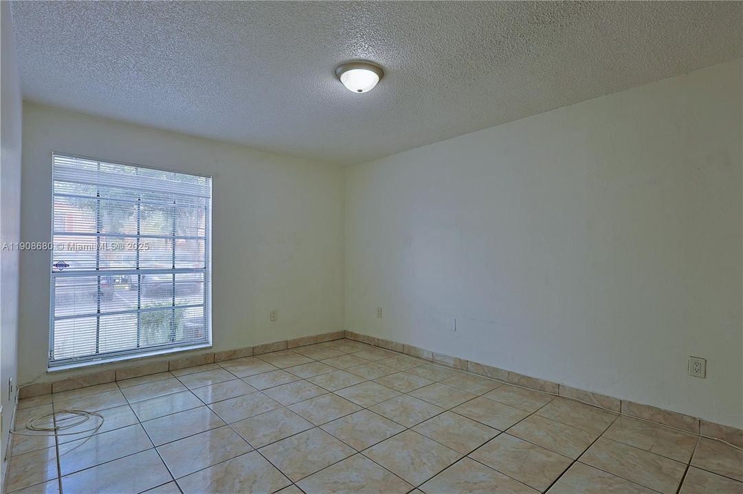 Activo con contrato: $2,500 (2 camas, 1 baños, 816 Pies cuadrados)