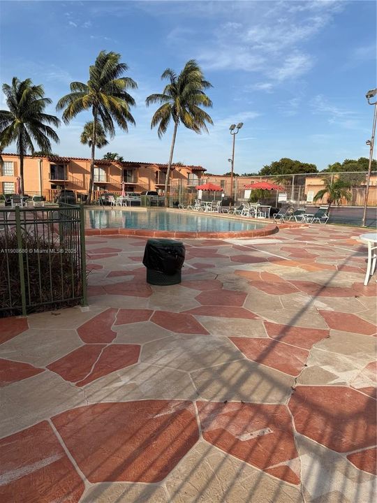 Activo con contrato: $2,500 (2 camas, 1 baños, 816 Pies cuadrados)