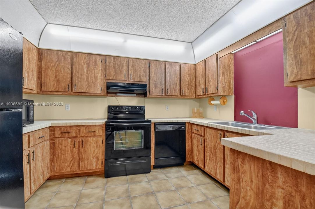 Activo con contrato: $2,800 (3 camas, 2 baños, 1683 Pies cuadrados)