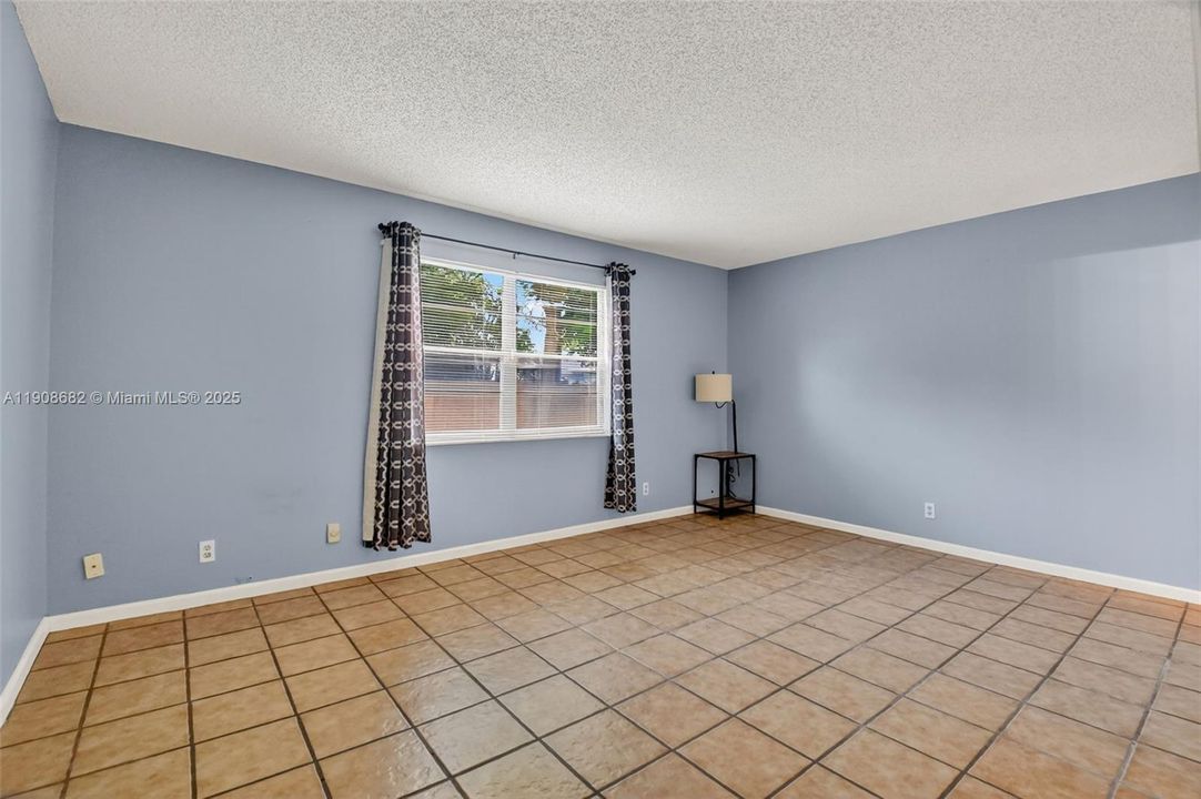 Activo con contrato: $2,800 (3 camas, 2 baños, 1683 Pies cuadrados)