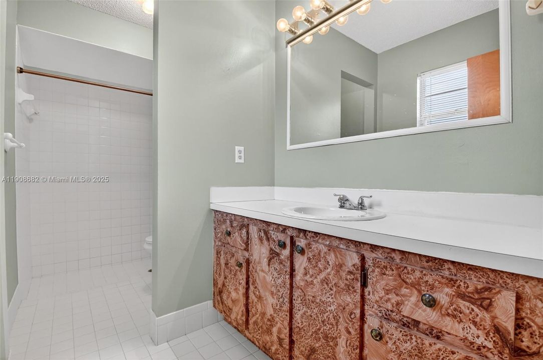 Activo con contrato: $2,800 (3 camas, 2 baños, 1683 Pies cuadrados)