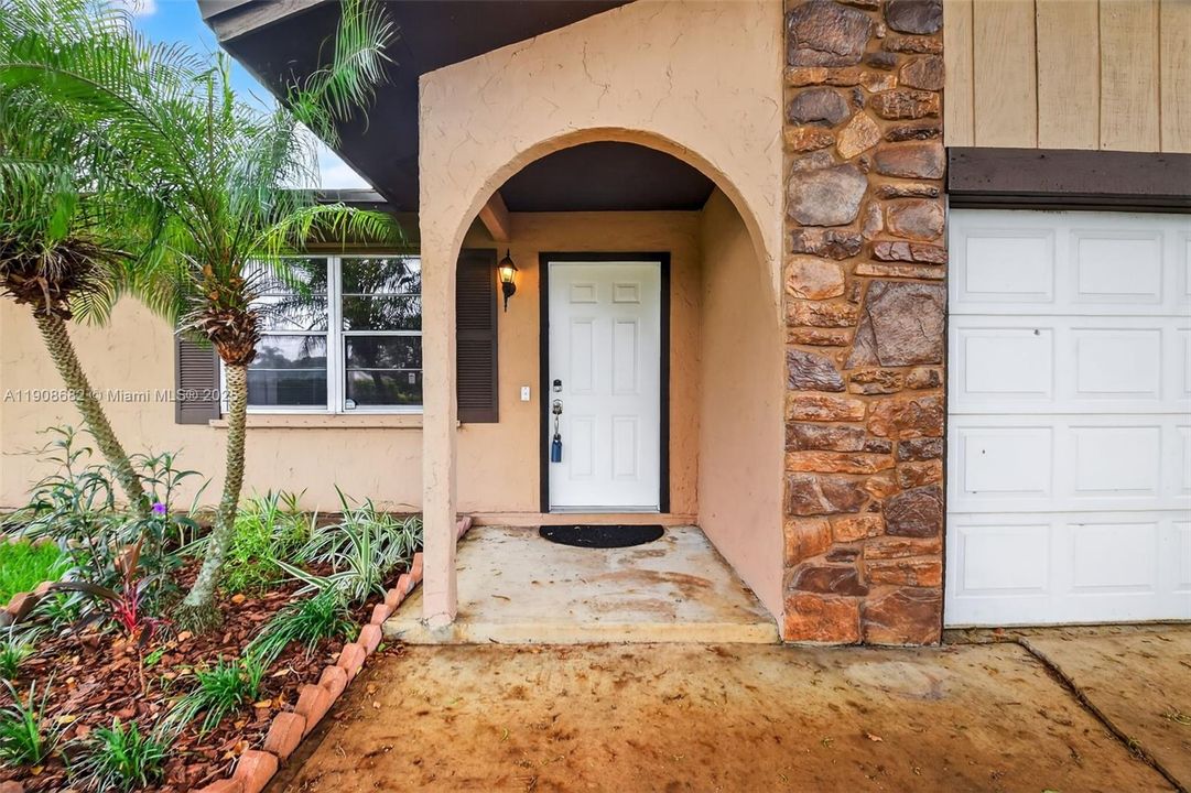 Activo con contrato: $2,800 (3 camas, 2 baños, 1683 Pies cuadrados)