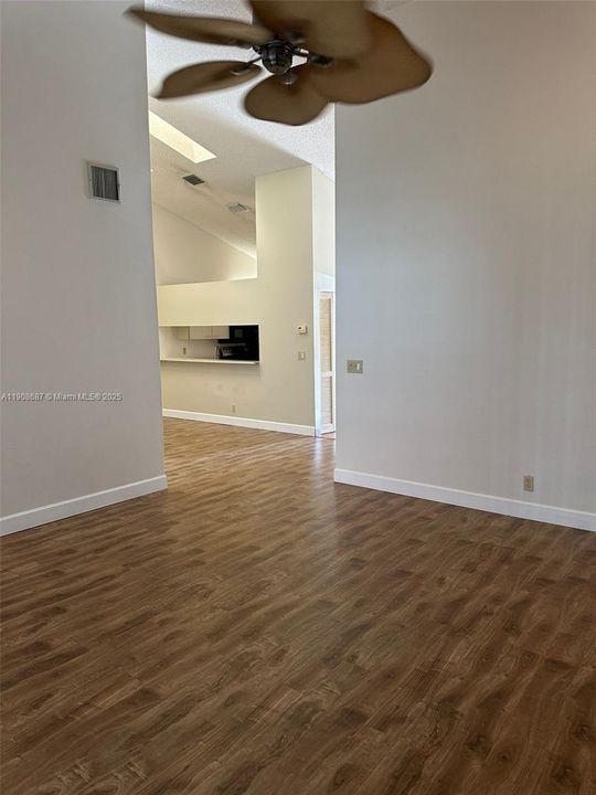 Active With Contract: $2,400 (2 beds, 2 baths, 1128 Square Feet)