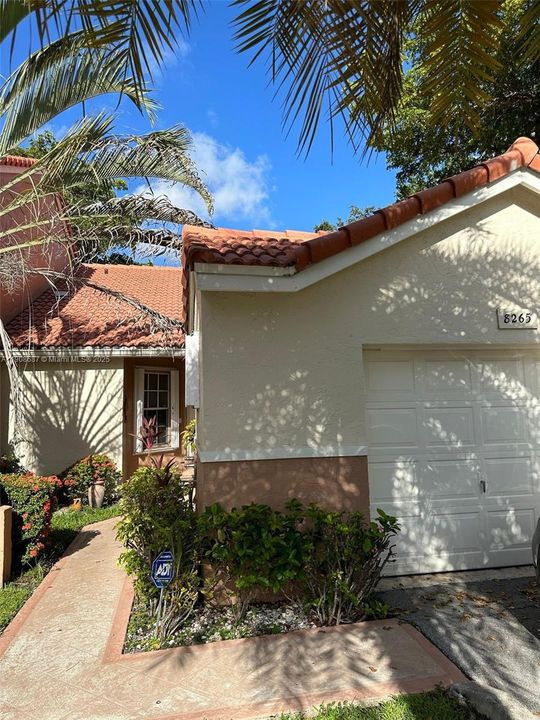 Active With Contract: $2,400 (2 beds, 2 baths, 1128 Square Feet)