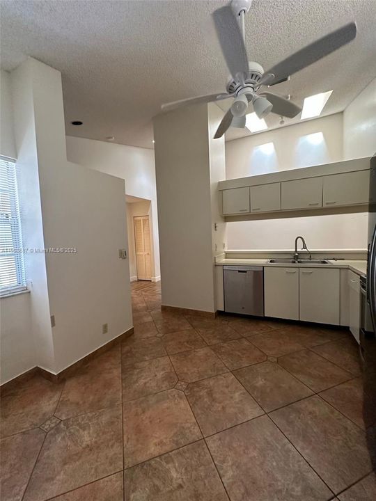 Active With Contract: $2,400 (2 beds, 2 baths, 1128 Square Feet)