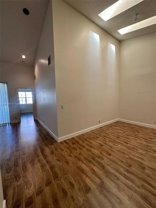 Active With Contract: $2,400 (2 beds, 2 baths, 1128 Square Feet)