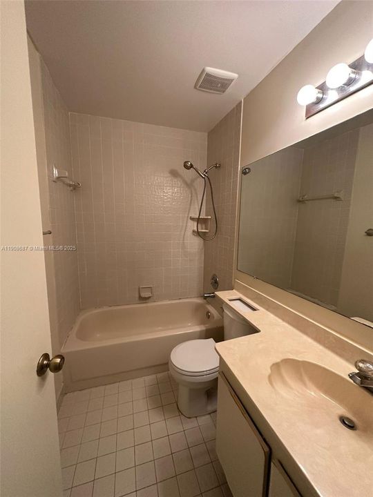 Active With Contract: $2,400 (2 beds, 2 baths, 1128 Square Feet)