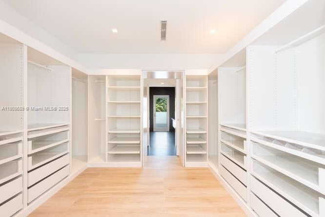 出租: $22,500 (5 贝兹, 4 浴室, 3684 平方英尺)