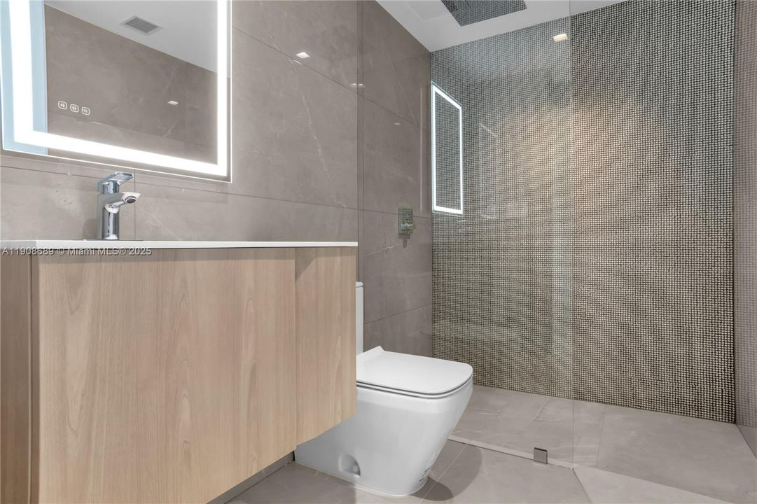 出租: $22,500 (5 贝兹, 4 浴室, 3684 平方英尺)