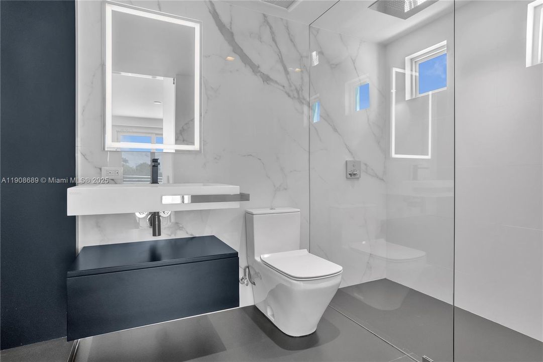 出租: $22,500 (5 贝兹, 4 浴室, 3684 平方英尺)