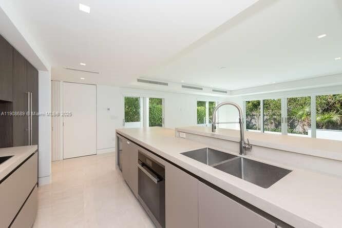 出租: $22,500 (5 贝兹, 4 浴室, 3684 平方英尺)