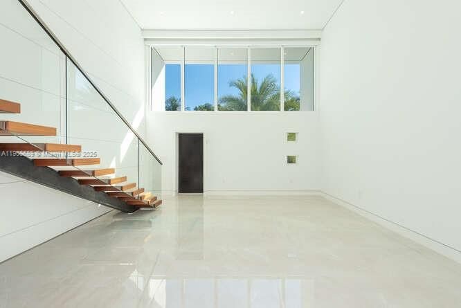 出租: $22,500 (5 贝兹, 4 浴室, 3684 平方英尺)