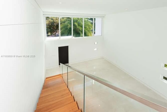 出租: $22,500 (5 贝兹, 4 浴室, 3684 平方英尺)