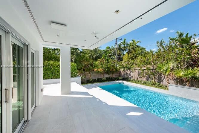 出租: $22,500 (5 贝兹, 4 浴室, 3684 平方英尺)