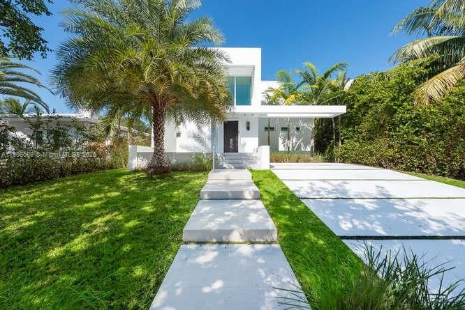 出租: $22,500 (5 贝兹, 4 浴室, 3684 平方英尺)