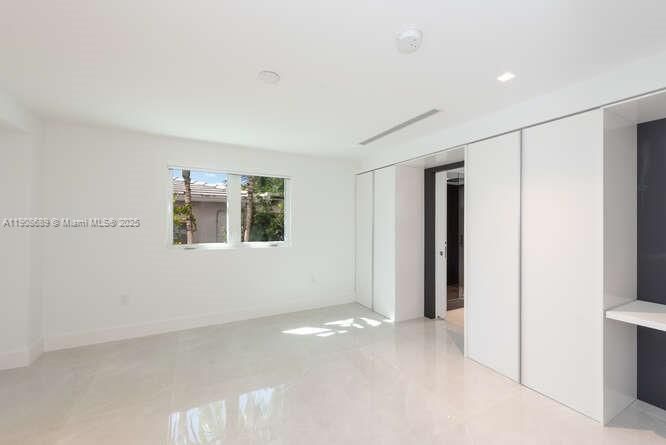 出租: $22,500 (5 贝兹, 4 浴室, 3684 平方英尺)