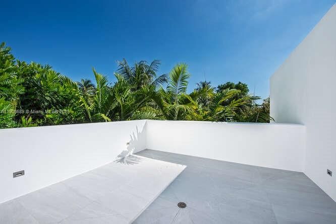 出租: $22,500 (5 贝兹, 4 浴室, 3684 平方英尺)