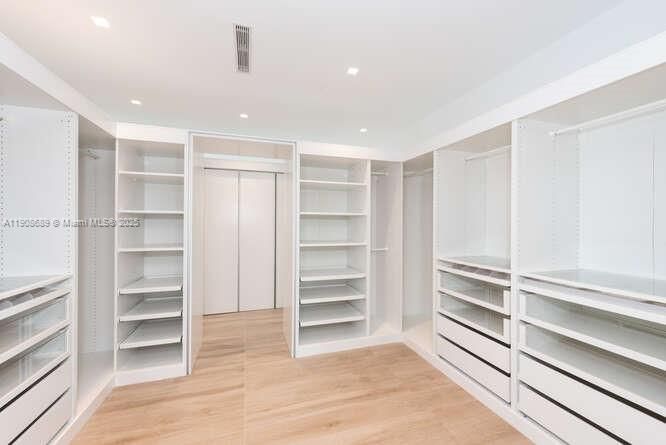 出租: $22,500 (5 贝兹, 4 浴室, 3684 平方英尺)