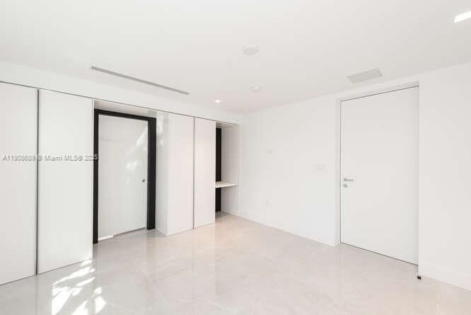 出租: $22,500 (5 贝兹, 4 浴室, 3684 平方英尺)