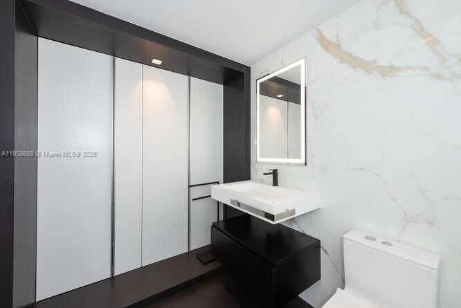 出租: $22,500 (5 贝兹, 4 浴室, 3684 平方英尺)