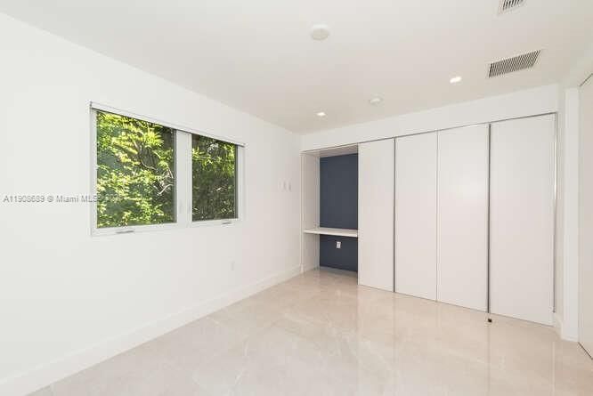 出租: $22,500 (5 贝兹, 4 浴室, 3684 平方英尺)