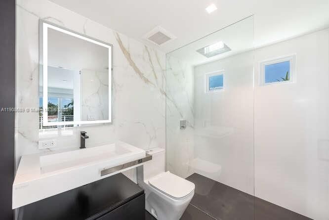 出租: $22,500 (5 贝兹, 4 浴室, 3684 平方英尺)